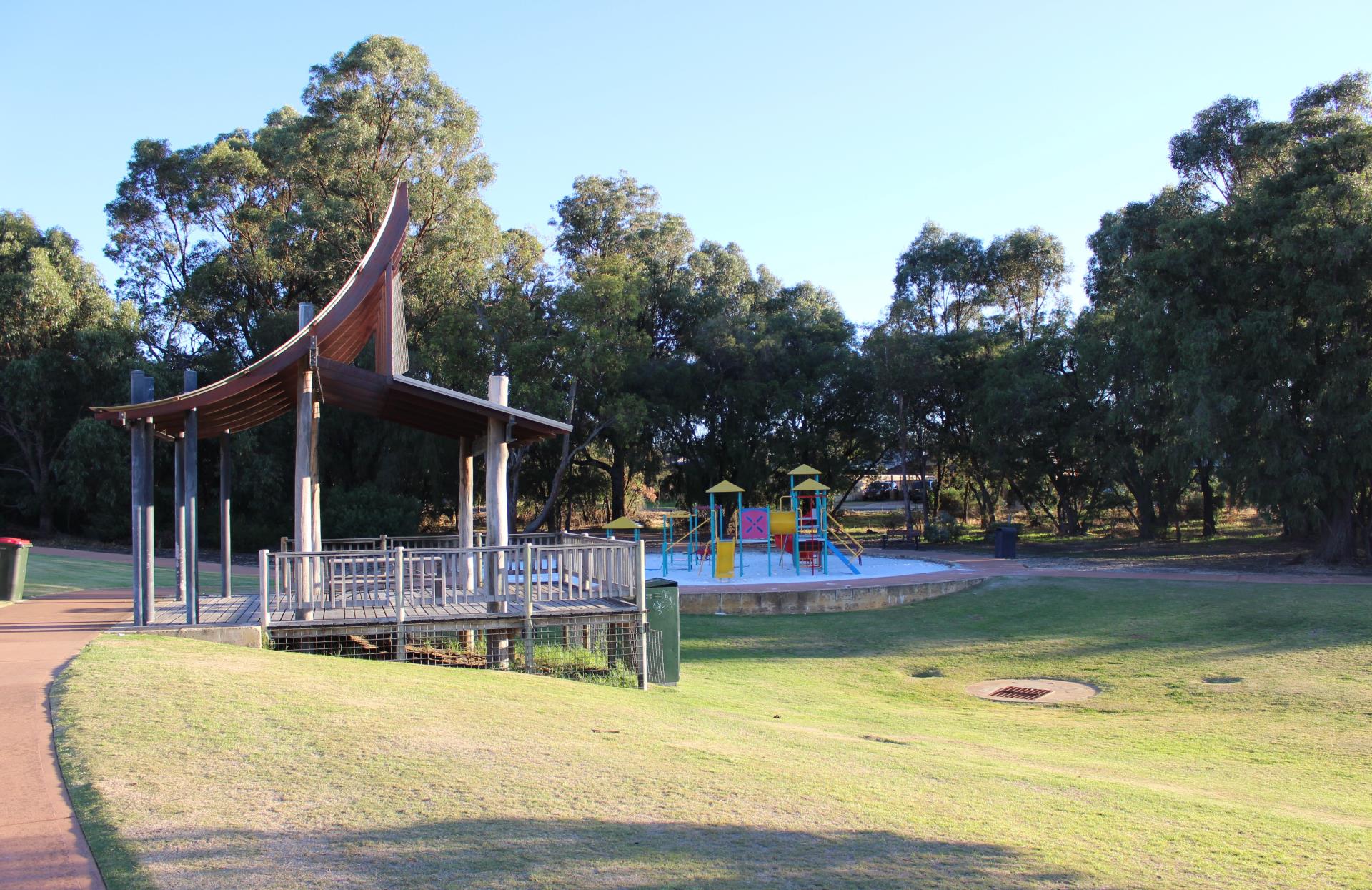 Wentworth Park Dalyellup shelter and kids playground