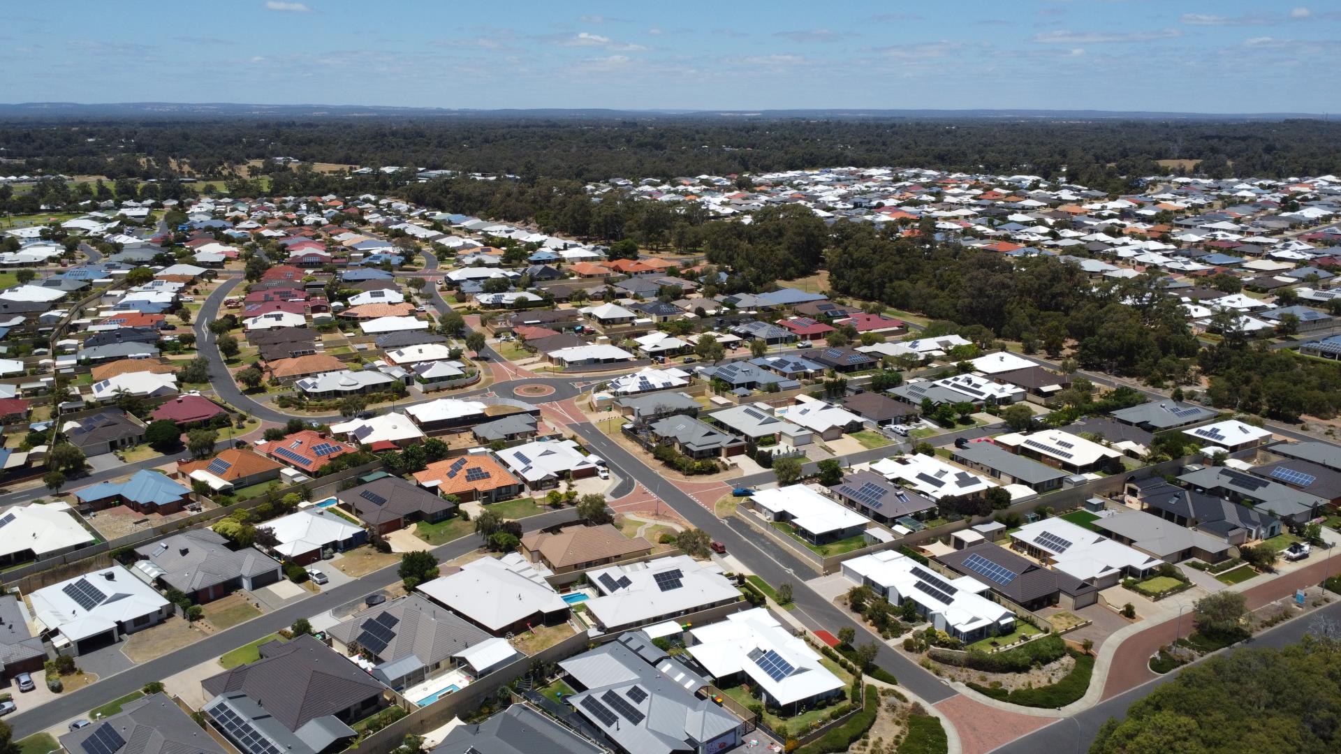 Drone photo of Dalyellup showing fencing and driveways